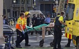 Đâm xe khủng bố kinh hoàng ở phố đi bộ Barcelona, ít nhất 93 người thương vong